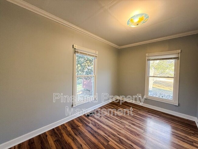 Building Photo - 413 E Donaldson Ave