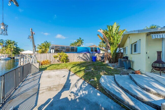 Building Photo - 1600 N 28th Ct