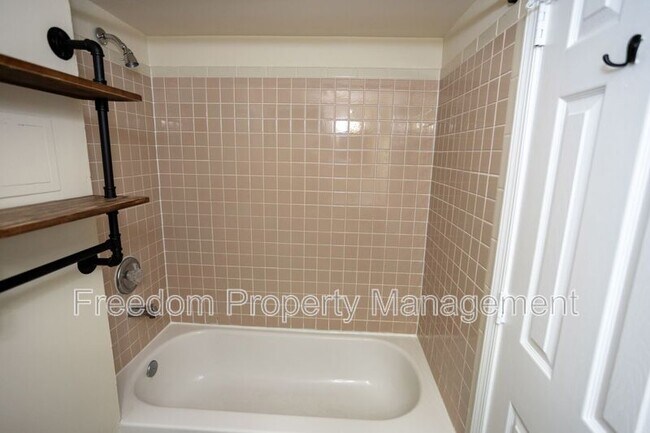 Building Photo - 5914 Ridge View Dr