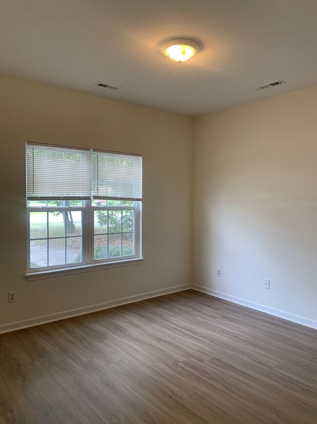 Building Photo - $500 OFF 1ST MONTHS RENT! 3 Bedroom 2 Bath House Available now on Charter Drive