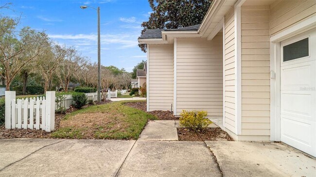 Building Photo - 9428 SW 39 Ave