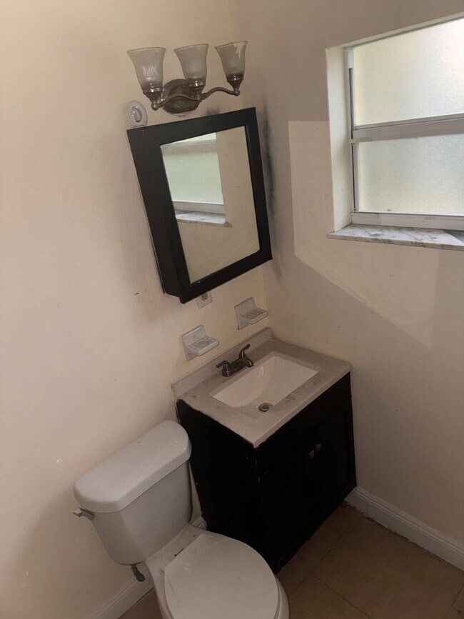 Building Photo - " 3 Bedroom 2 Bath Single Family Home in Prime Deerfield Beach Location!"