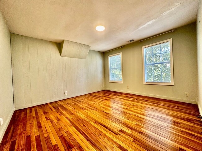 Building Photo - Cozy 2/1 Home