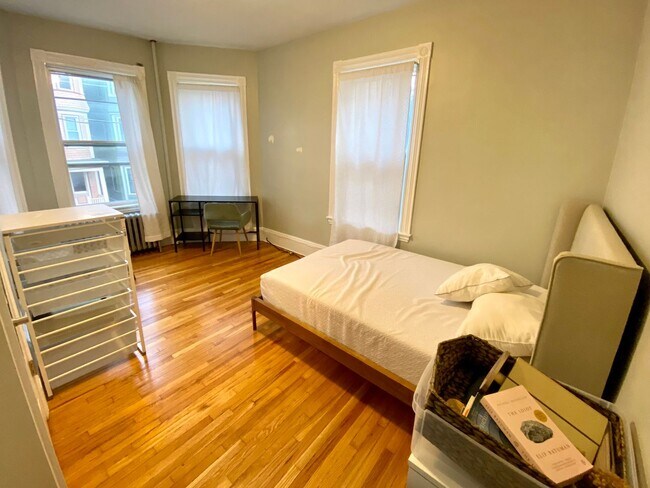 Building Photo - Mission Hill Modern 4bed / 2bath with laundry in unit- available September 2026