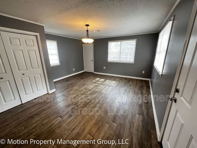 Building Photo - 2728 Pierce Dr N