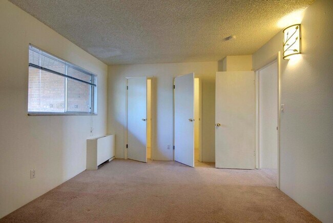 Building Photo - PRE-LEASE! 2 bed 1.5 Bath Condo at The Wimbledon!