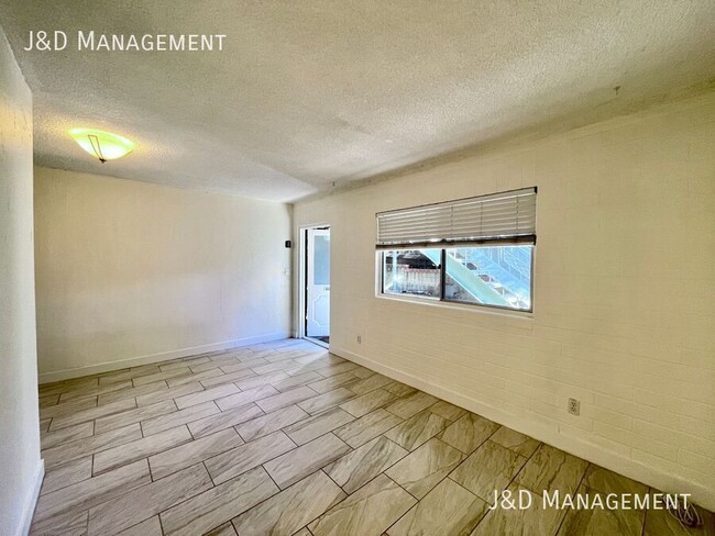 Building Photo - MARCH MOVE_IN Special!!Cozy Apartment in A...