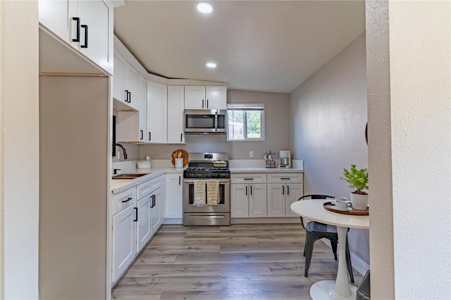 Building Photo - 1649 Crestview Ave