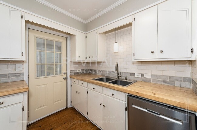 Building Photo - Updated 2 Bed 1 Bath Cottage in Established Neighborhood!