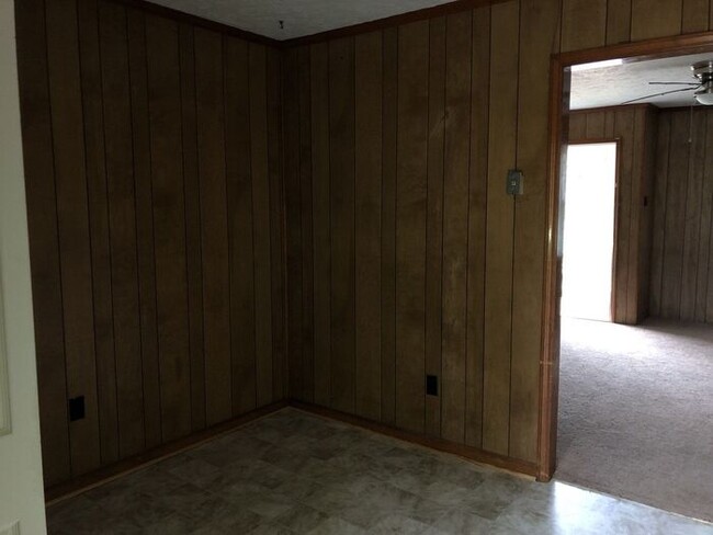 Building Photo - 2 Bedroom 1 Bath Duplex Available!