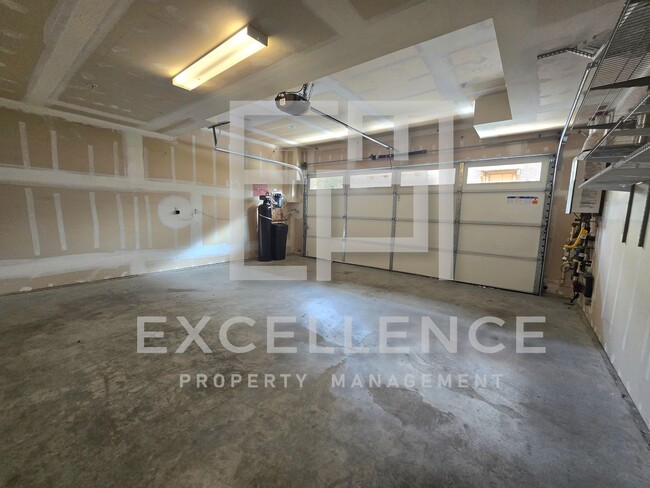 Building Photo - 3/3.5 Townhouse - One Bedroom is Full Stud...