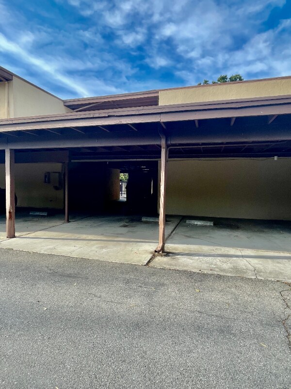 Building Photo - 303 Chiquita Ave