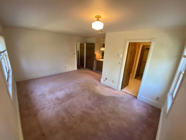 Building Photo - Second Floor Studio in Edgemont