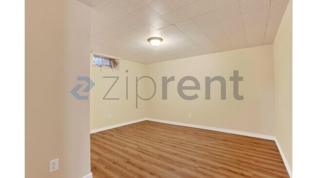 Building Photo - Unit