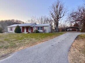 Building Photo - 2 Bedroom/ 1 Bath Home Between Cave City and Batesville!