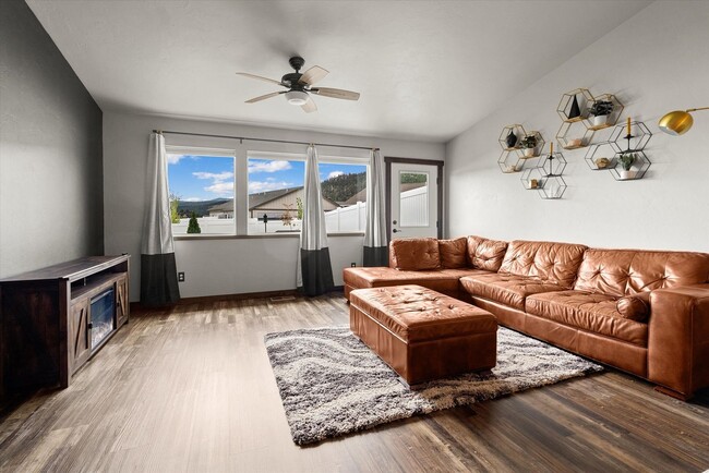 Building Photo - Spacious 3-Bedroom Townhome