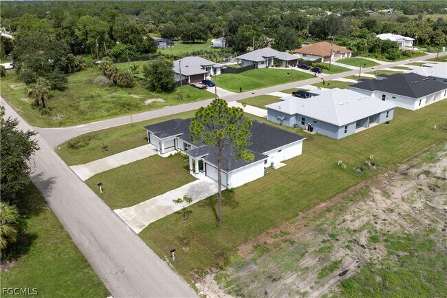 Building Photo - 1601 E 7th St