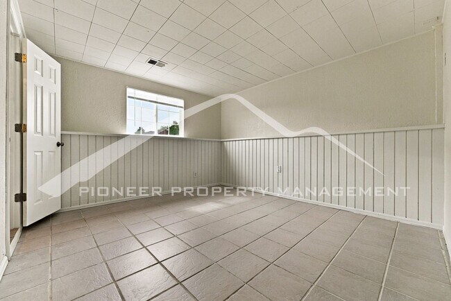 Building Photo - 12854 E Florida Dr