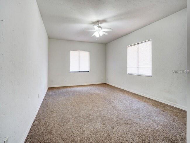 Building Photo - 5 N Lakeview Dr