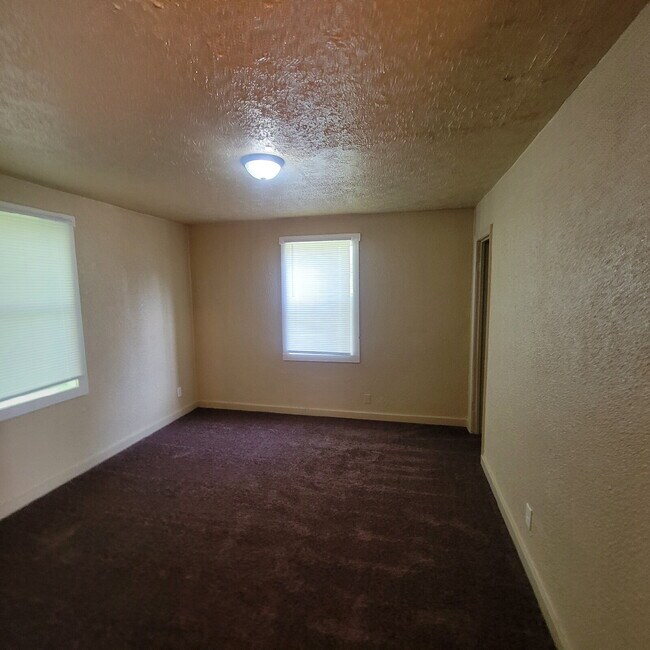 Building Photo - Near Westside 3BR House w/Garage!