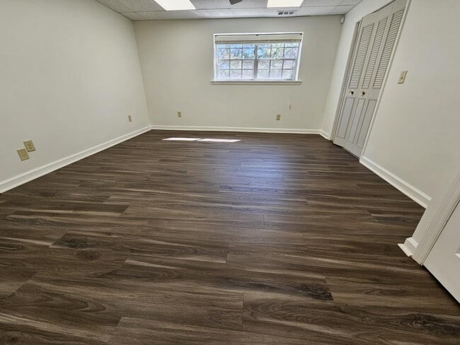 Building Photo - 1181 Lake Shore Cir