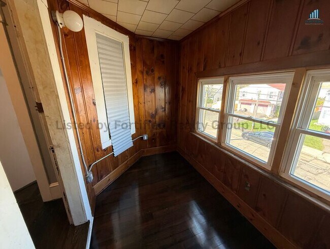 Building Photo - 170 King St