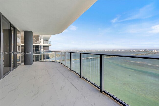 Building Photo - 700 NE 24th St