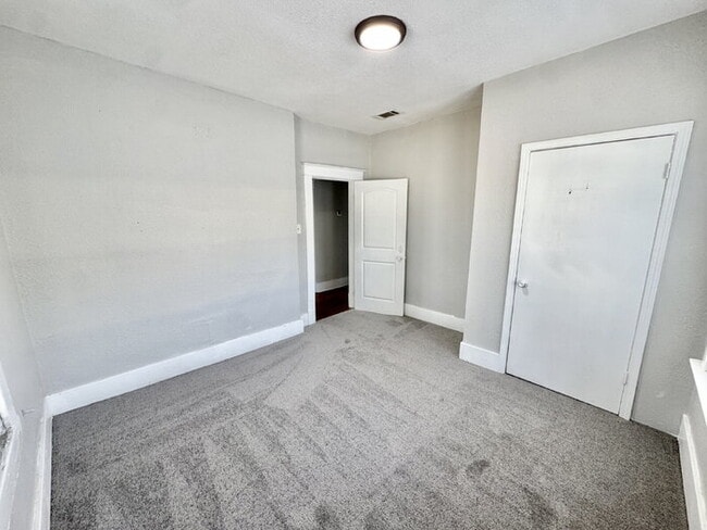 Building Photo - 1478 S Willet Street