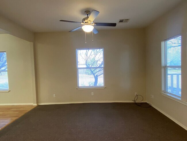 Building Photo - 3 BEDROOM, NEAR SCOTT AND WHITE