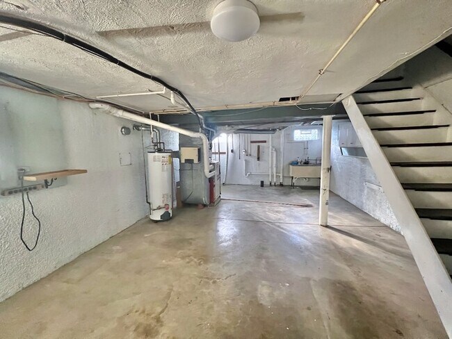 Building Photo - Immaculate large Kennedy Heights Home!