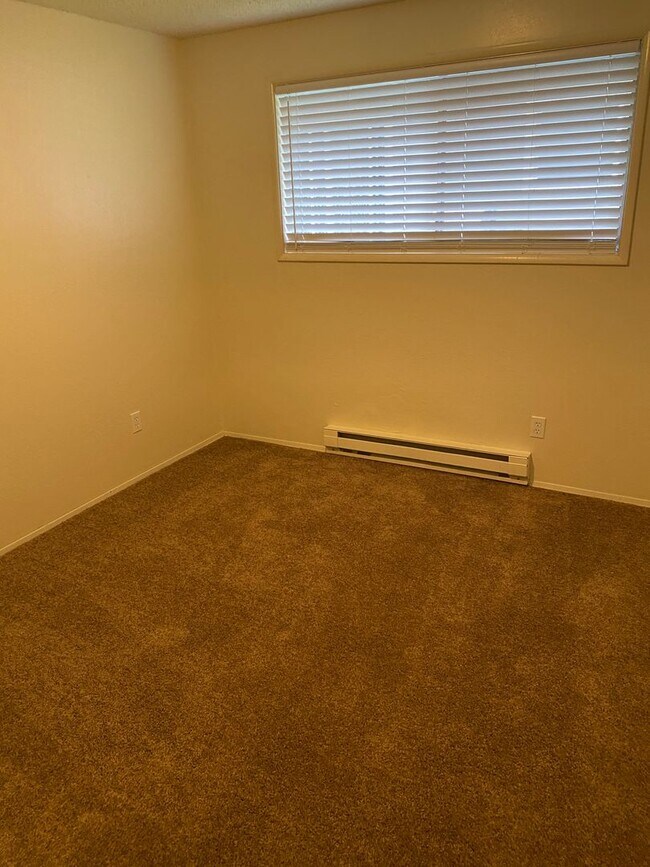 Building Photo - (473) Walnut Duplex - 2 Bedroom / 1 Bathroom