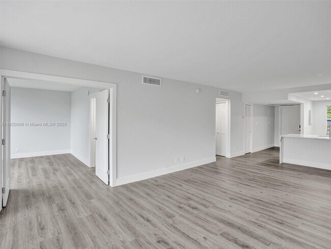 Building Photo - 605 Oaks Dr