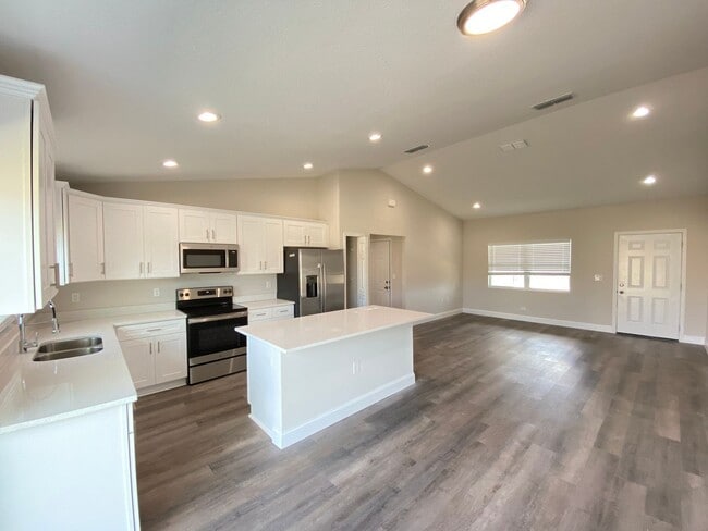 Building Photo - Desirable SW Ocala Neighborhood, 3/2/2 **W...