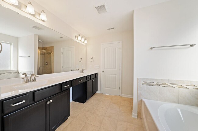 Building Photo - Amazing location in Durham-Pool, Tennis Courts, Gym!