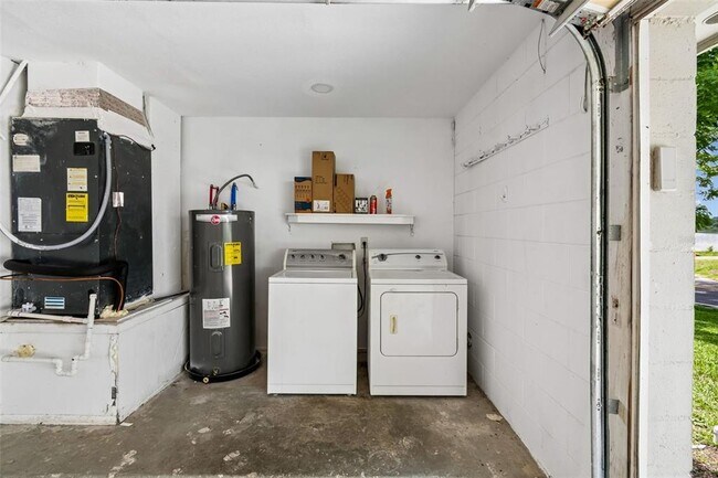 Building Photo - 400 E Silver Star Rd