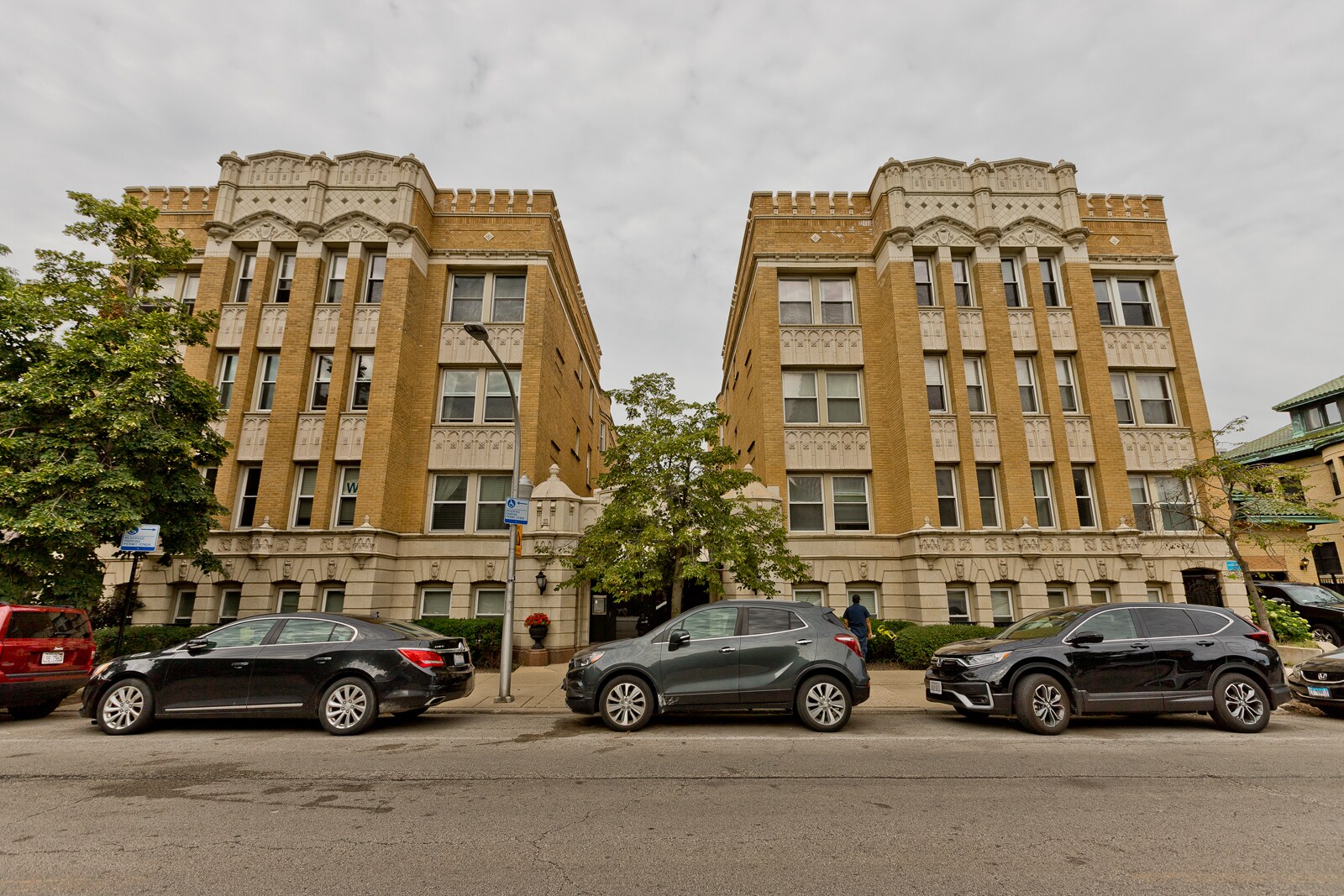 Building Photo - 4240 N Clarendon Ave