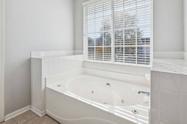 Building Photo - Bright, Clean & Convenient - Perfect 4 Bedroom Home in Chesapeake