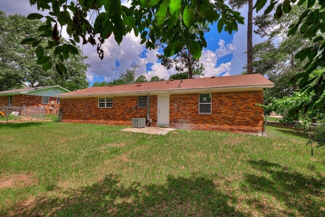 Building Photo - 2408 Southdale Dr