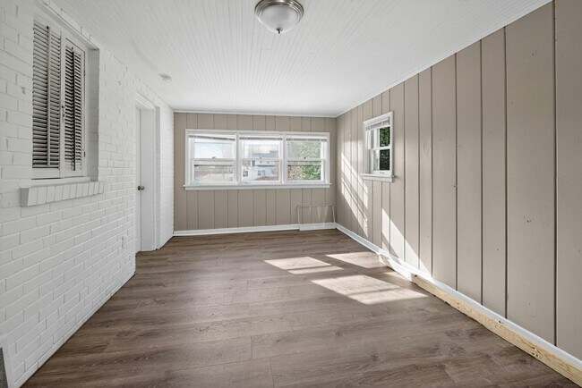 Building Photo - 126 Thoroughman Ave