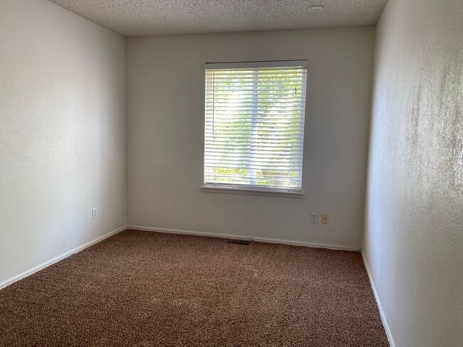 Building Photo - Wonderfully updated and maintained 3 bedro...