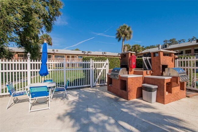 Building Photo - 650 Pinellas Point Dr S