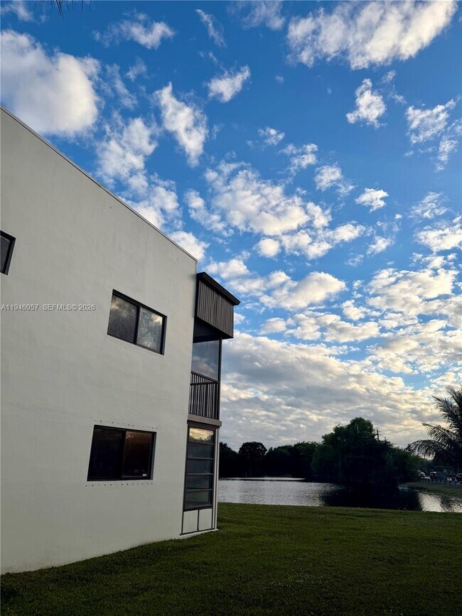 Building Photo - 9920 NW 68th Pl