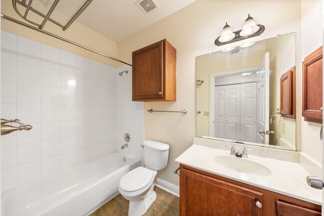 Building Photo - Downtown Luxury Condo with Rooftop Views -...