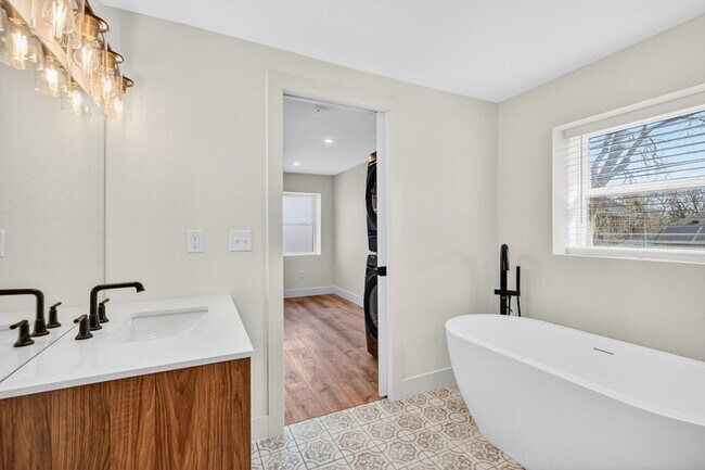 Building Photo - 3400 1/2 Tennyson Street - 1