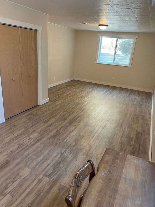 Building Photo - Great family home next door to Edwards Elementary in west Ames-4 bedroom 3 1/2 baths, 2 car garag...