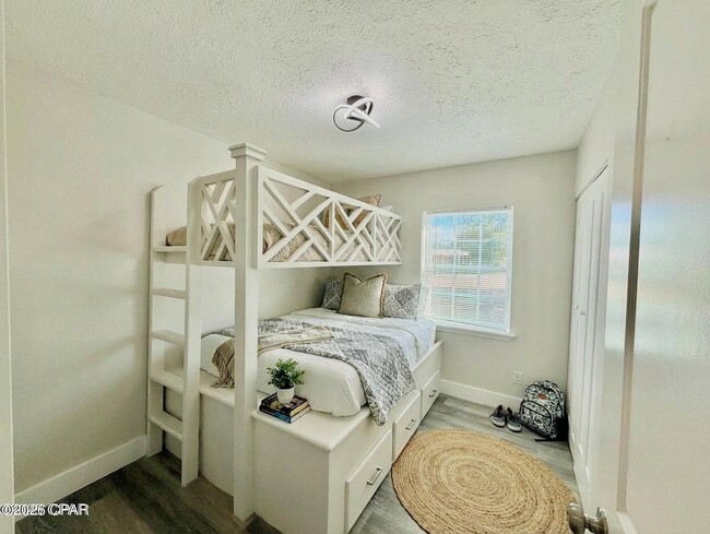 Building Photo - 1305 Flower Dr