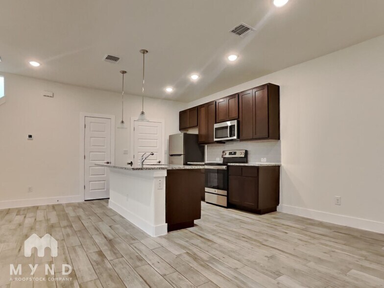 Building Photo - 407 Parkline Dr