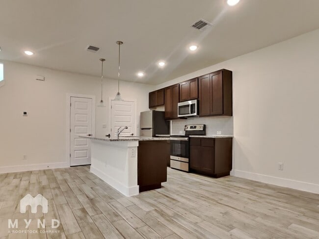 Building Photo - 407 Parkline Dr