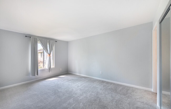 Building Photo - 566 Somerset Ln