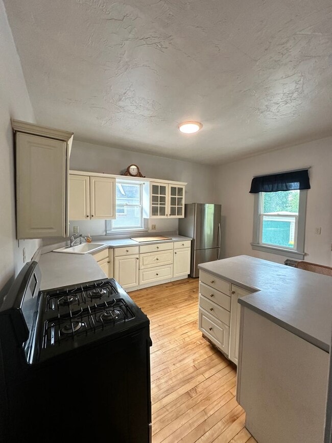 Building Photo - 4 Bed Room 2 Bath Big Yard